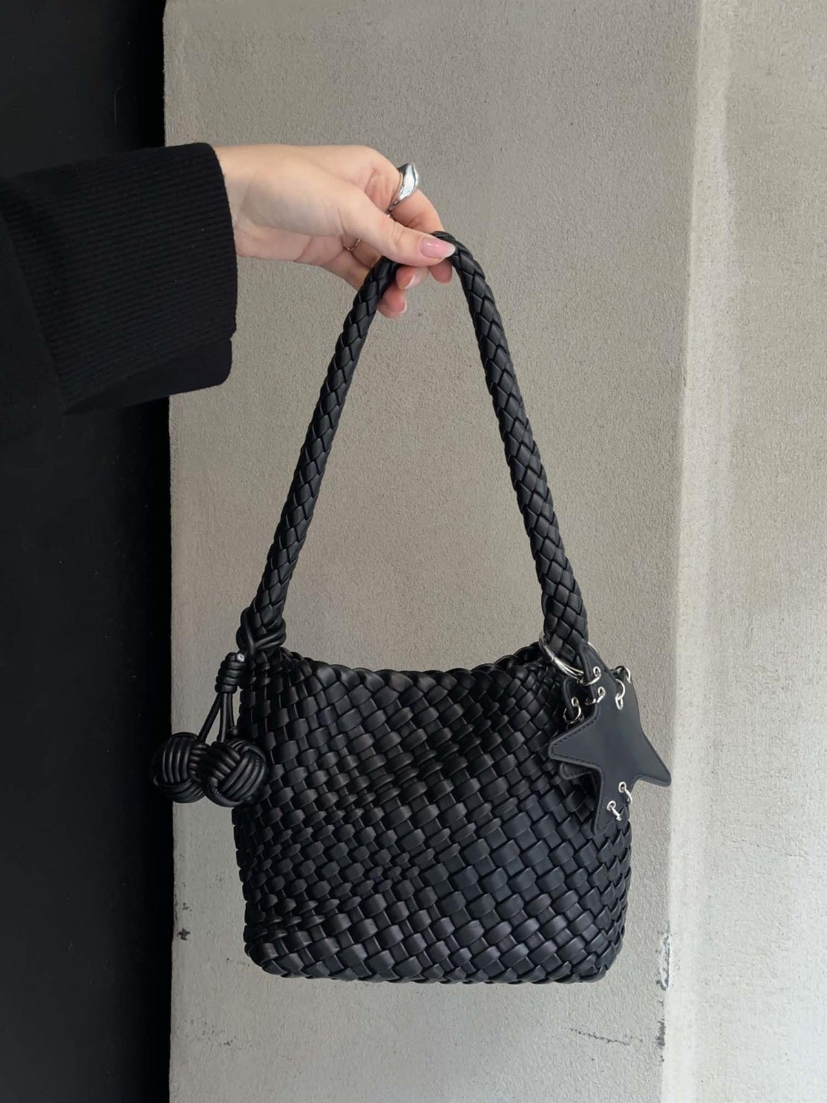 Flettet skuldervesk med charms - Sort