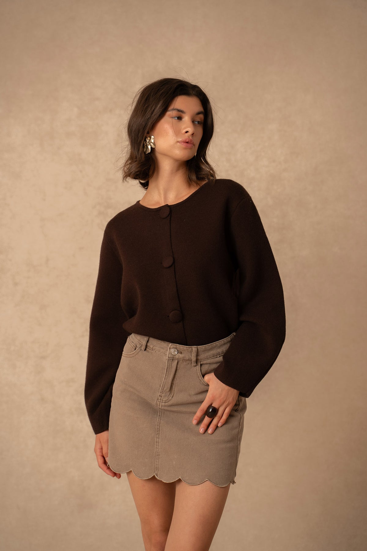 Cardigan med store knapper YP2085 - Brun
