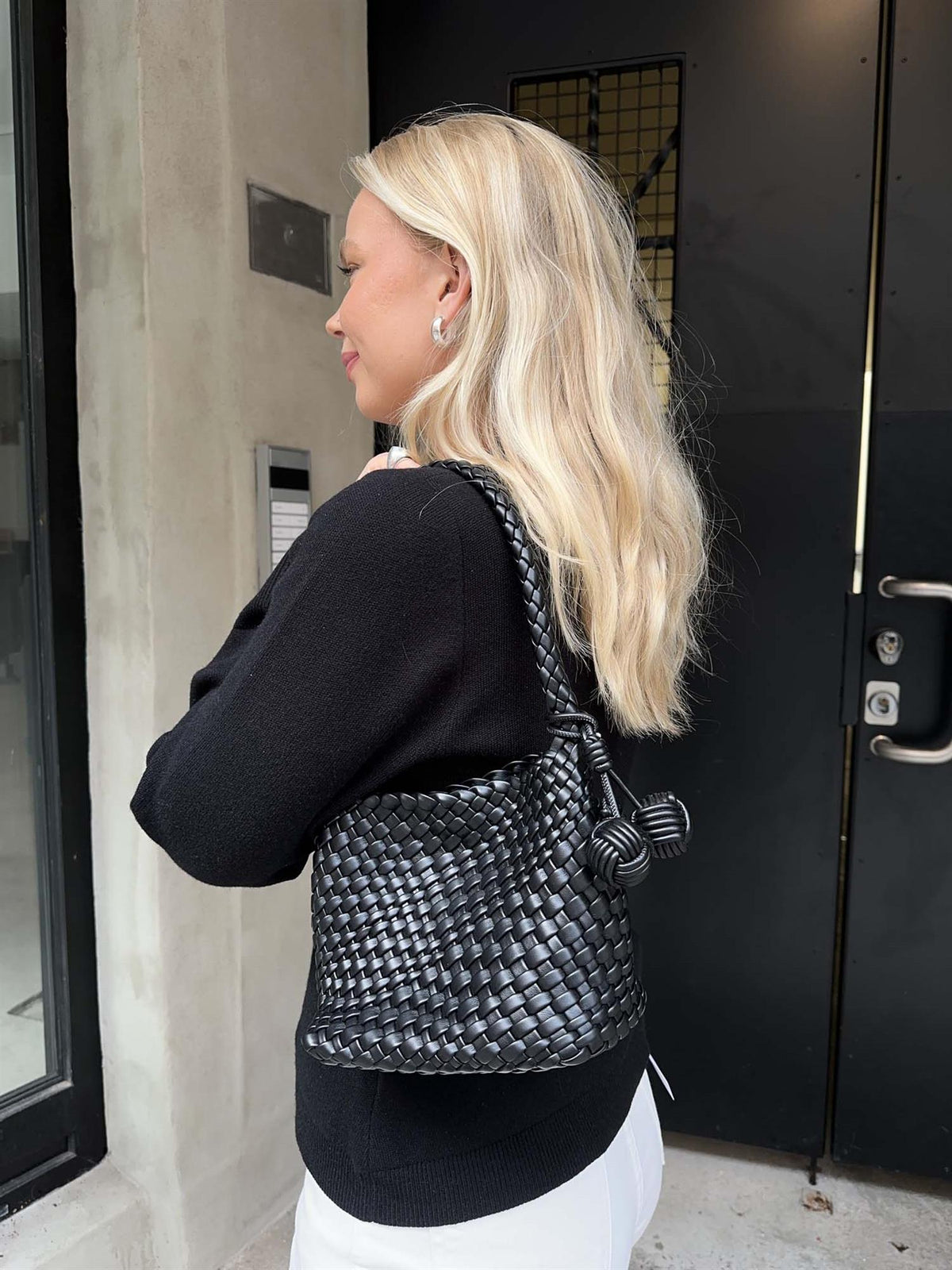 Flettet skuldervesk med charms - Sort