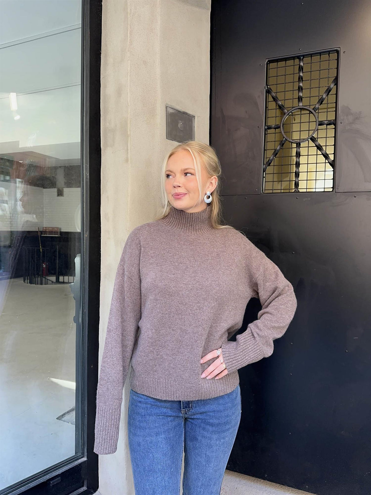 Ullgenser med mockneck - Gråbrun