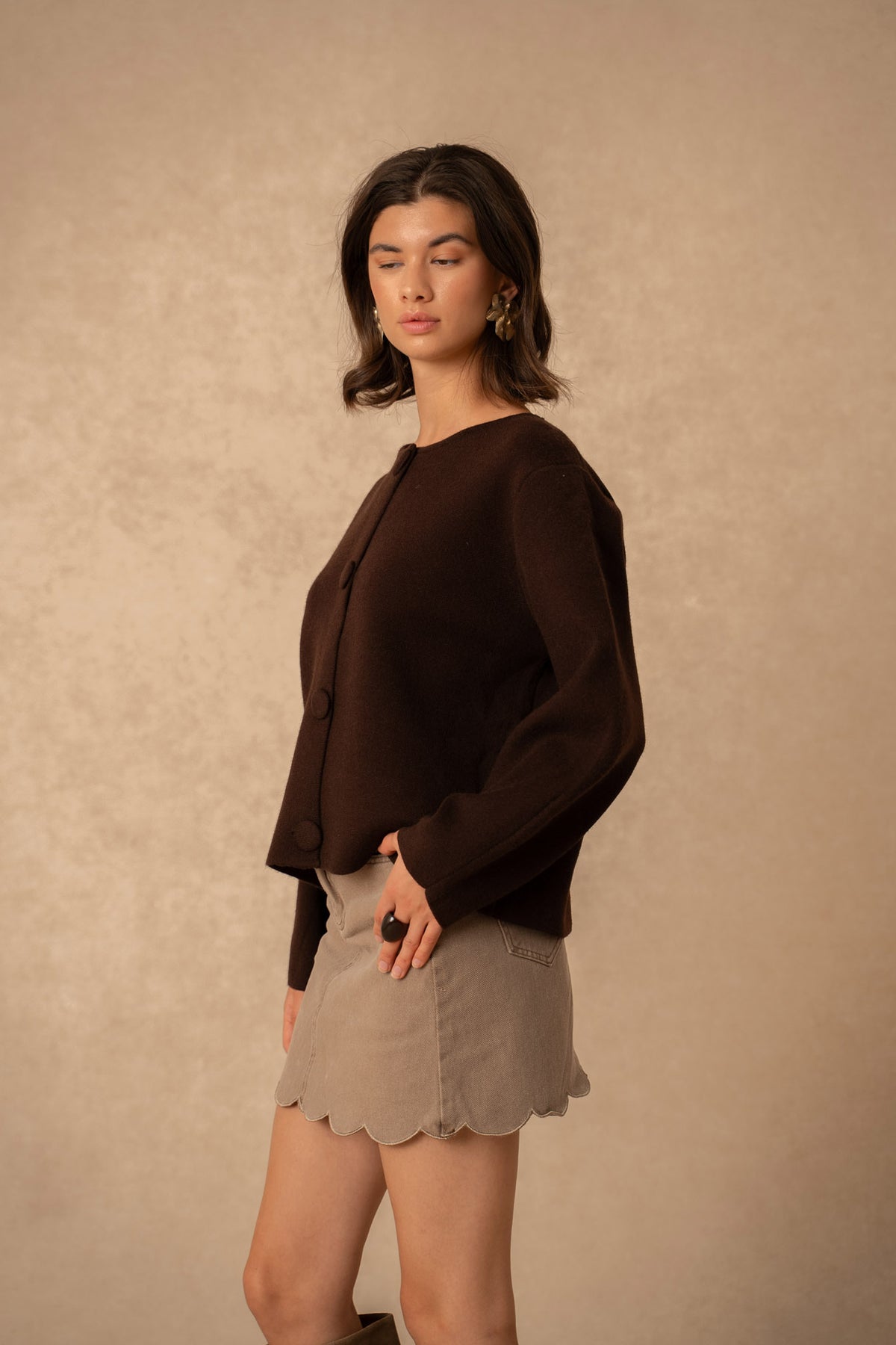 Cardigan med store knapper YP2085 - Brun