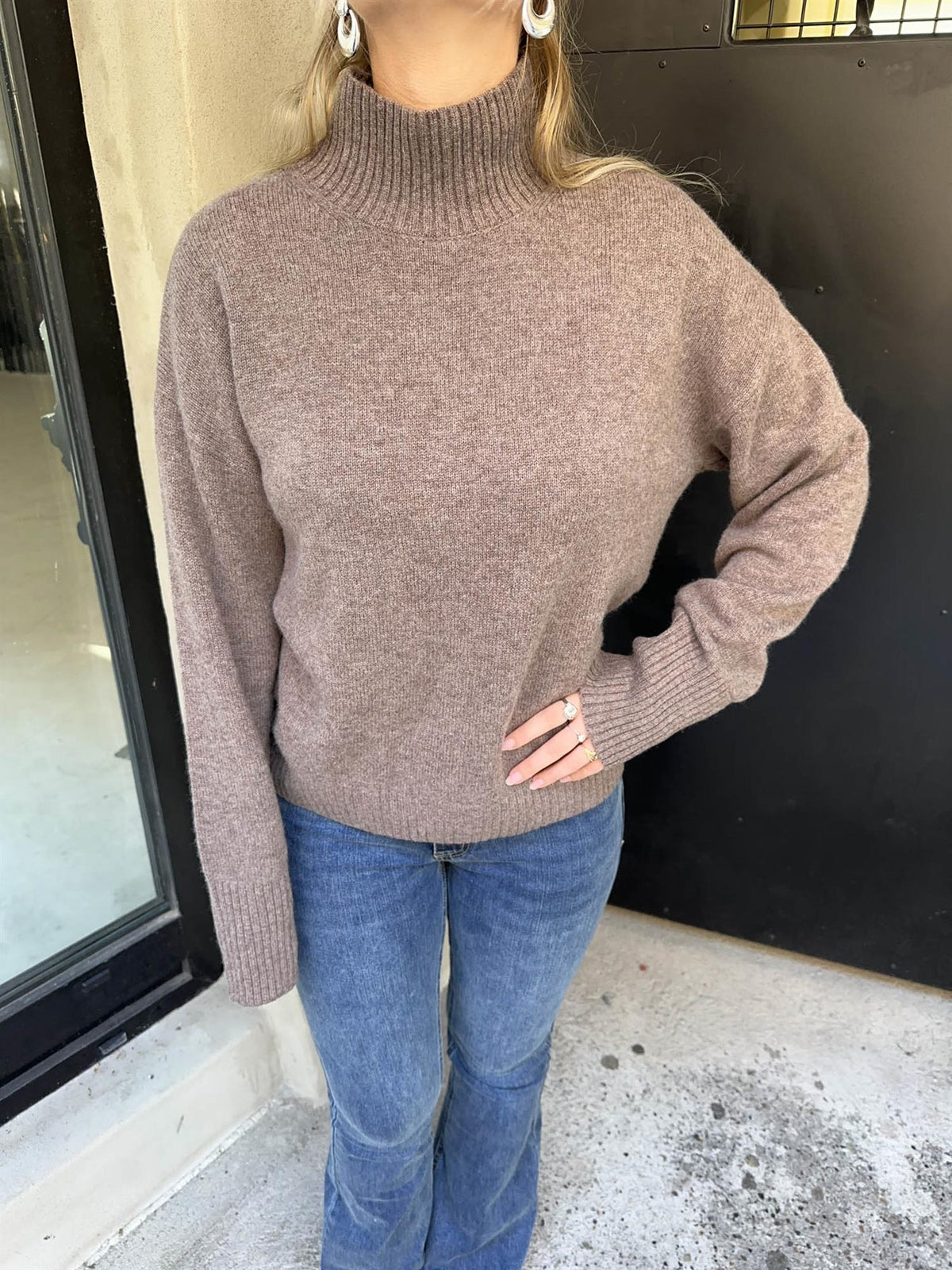 Ullgenser med mockneck - Gråbrun