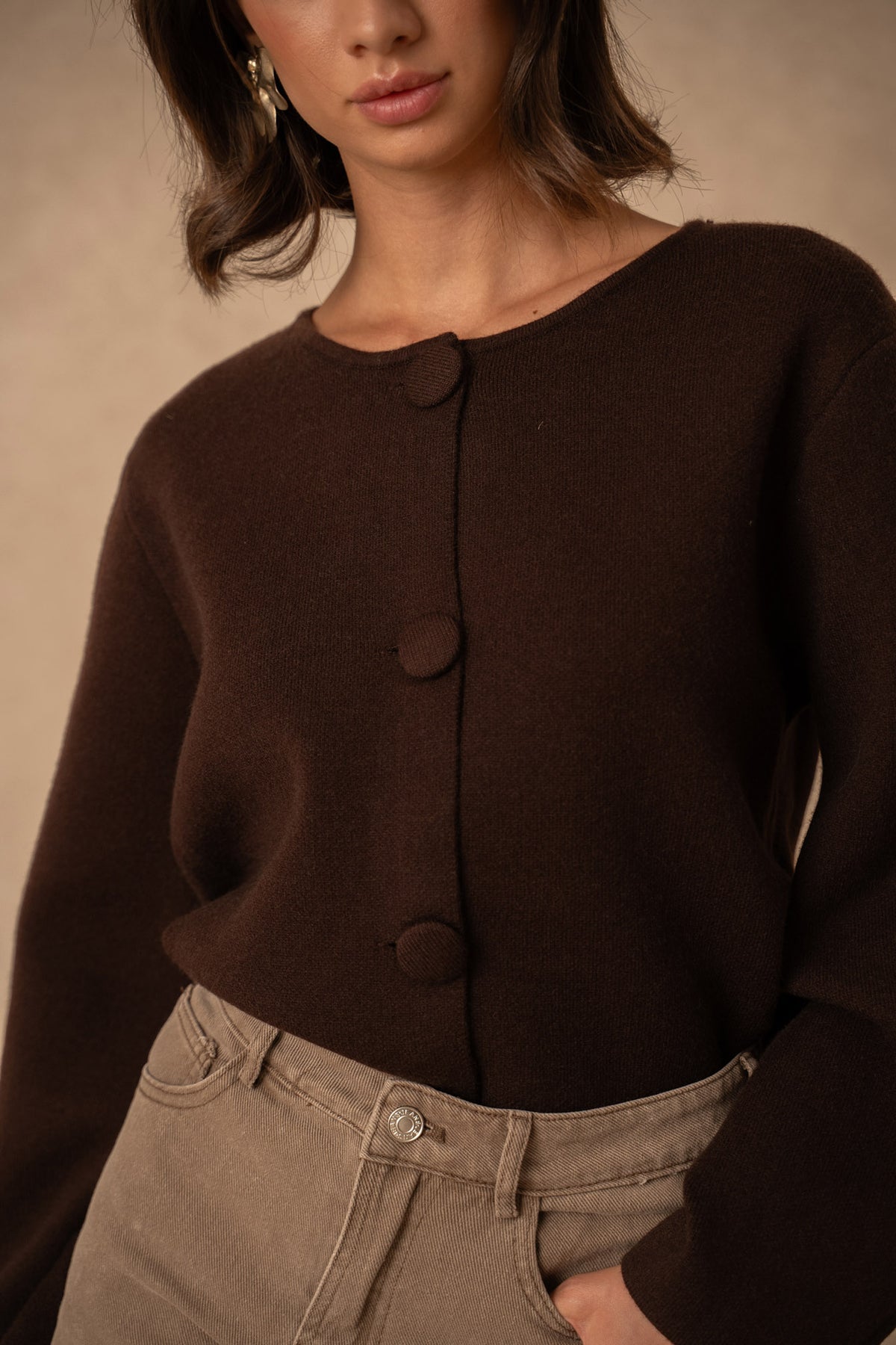Cardigan med store knapper YP2085 - Brun