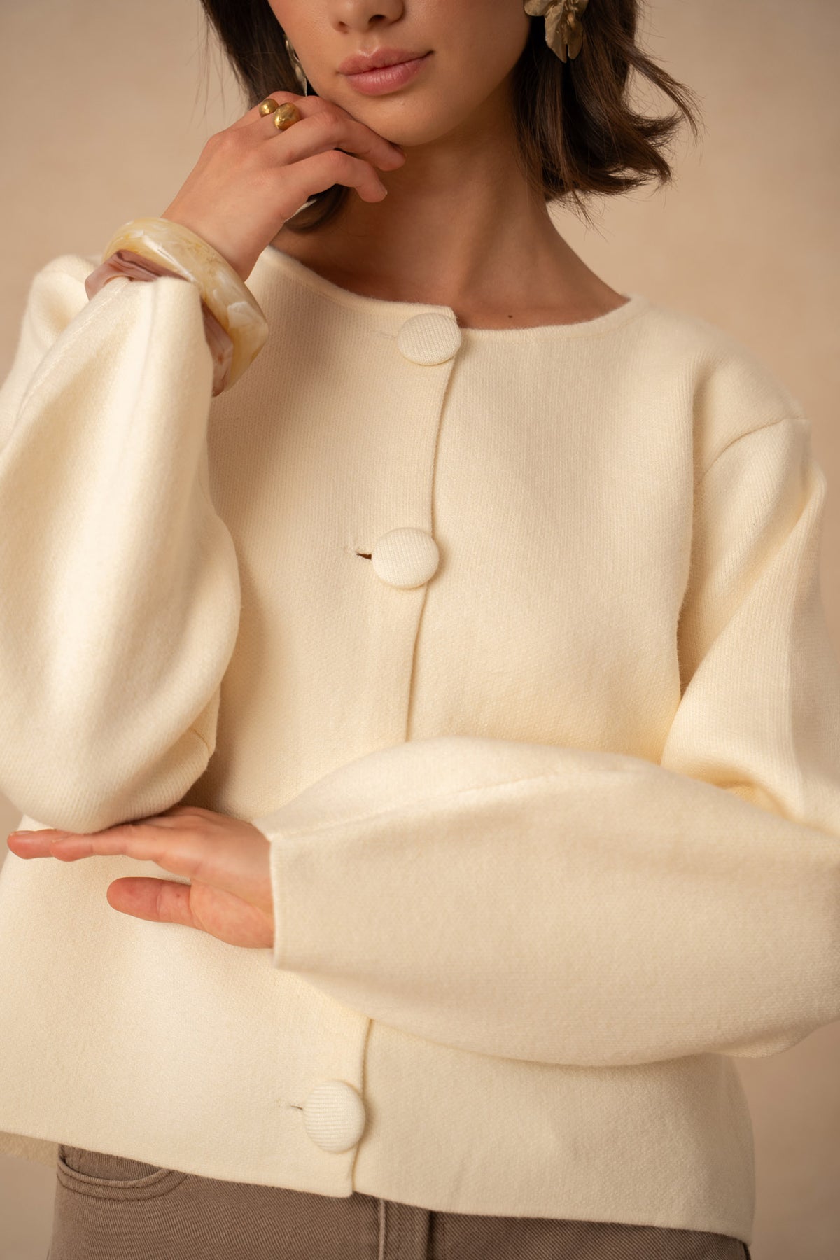 Cardigan med store knapper YP2085 - Beige