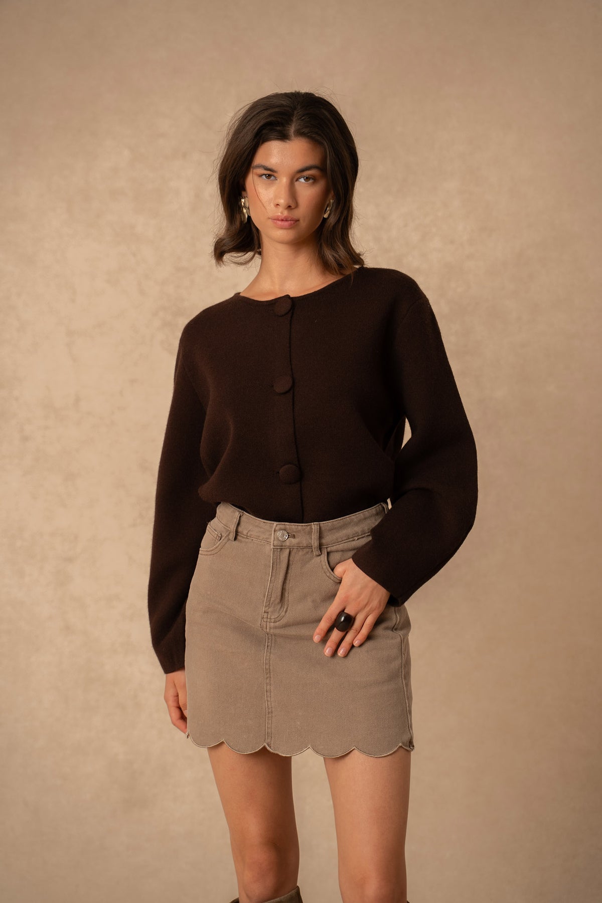 Cardigan med store knapper YP2085 - Brun